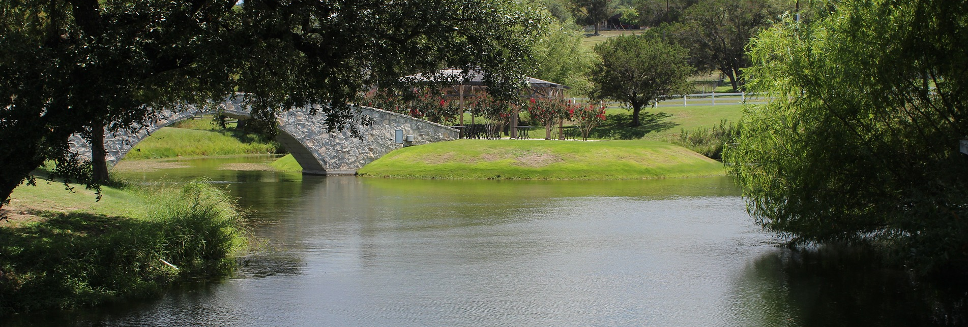 The Lake Doctor - lake management floating fountains Dallas Fort Worth Texas - Lake Management Company - Floating Fountains Aeration Systems Vegetation Control Fish Fish Feeders Installation & Design